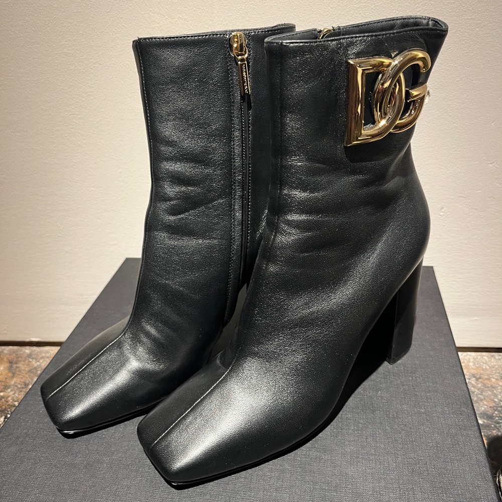 Dolce and Gabbana leather bootie size 37.5